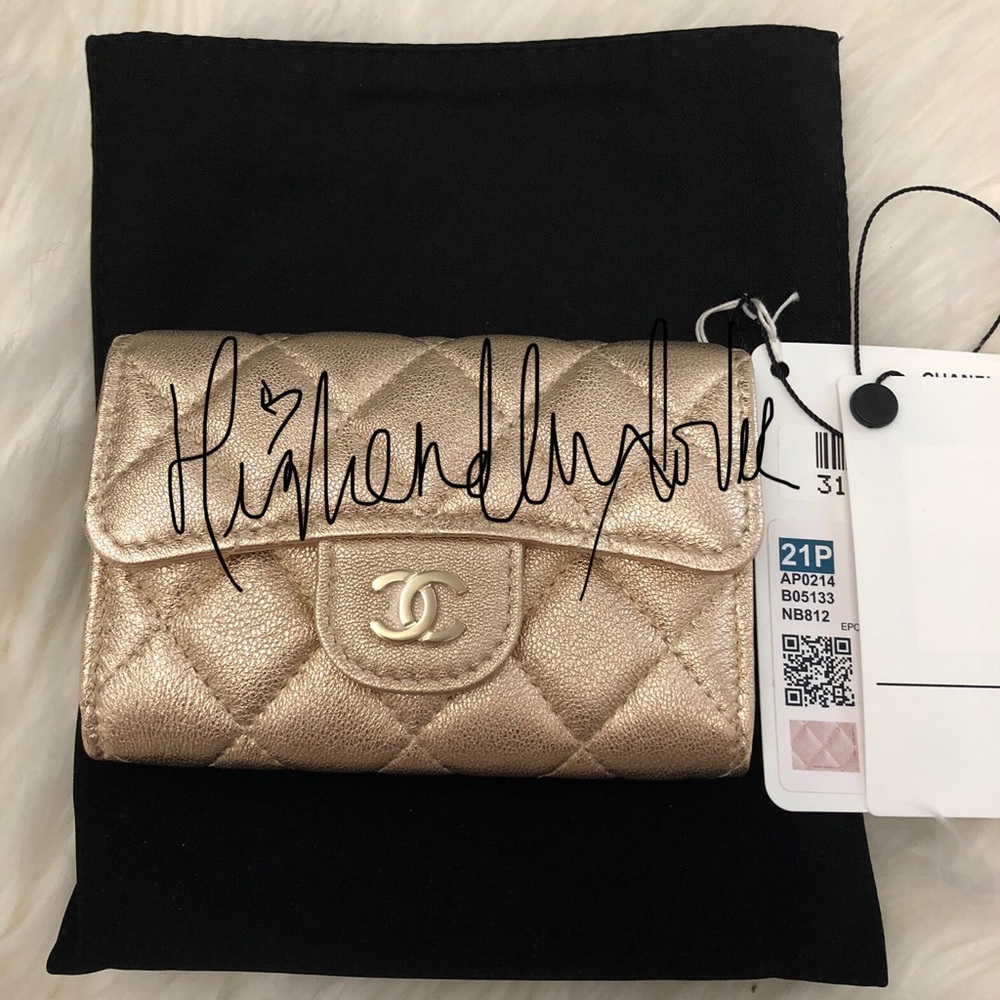 Auth. CHANEL NEW 21P GOLD iridesc/met card holder.
